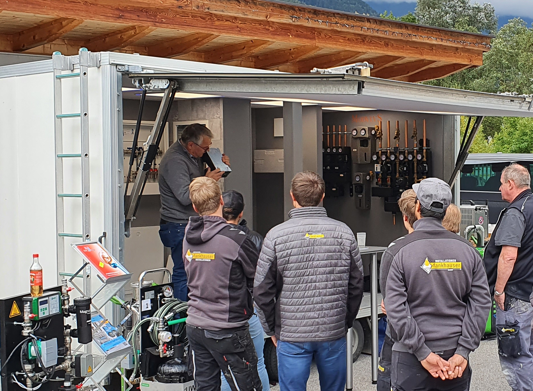 Tobias Walch erklärt die Produkte im Show-Trailer